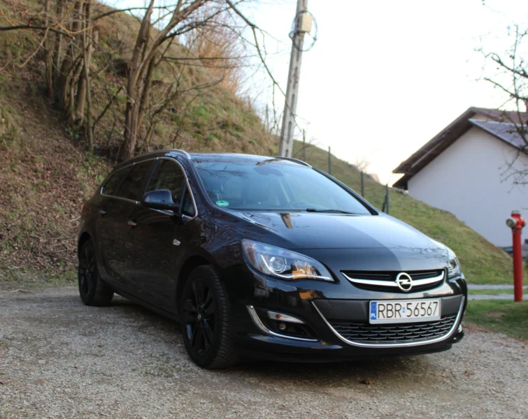 Opel Astra J Sports Tourer 1.4 Turbo 140KM 2013r. Benzyna