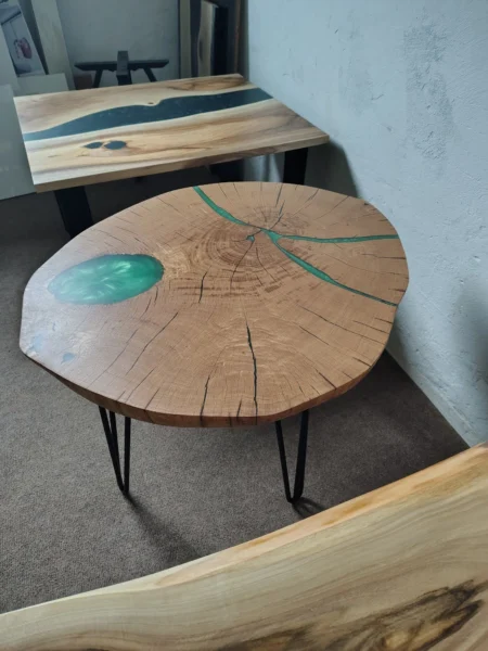 Stolik kawowy z plastru dębowego i żywicy epoksydowej