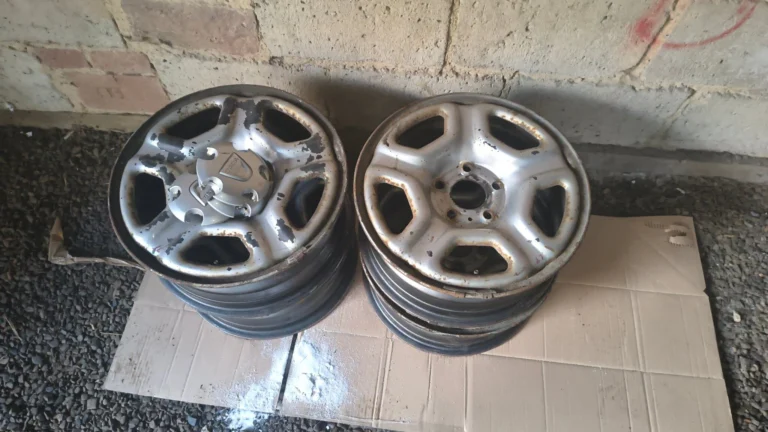 Felgi strukturalne stalowe 16" Dacia Duster 5x114.3 KOMPLET + DEKIELKI