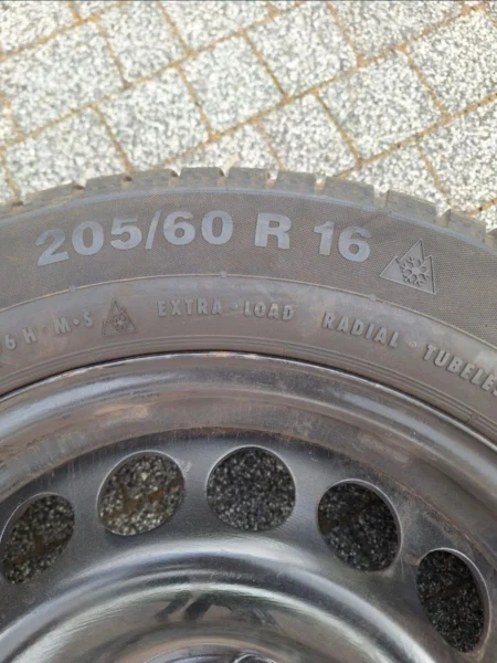 4 Oryginalne Felgi stalowe Audi A4 B8 z oponami Continental zimowe A4 B8 r16 5x112 z bieżnikiem 7mm