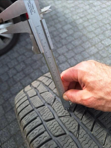 4 Oryginalne Felgi stalowe Audi A4 B8 z oponami Continental zimowe A4 B8 r16 5x112 z bieżnikiem 7mm