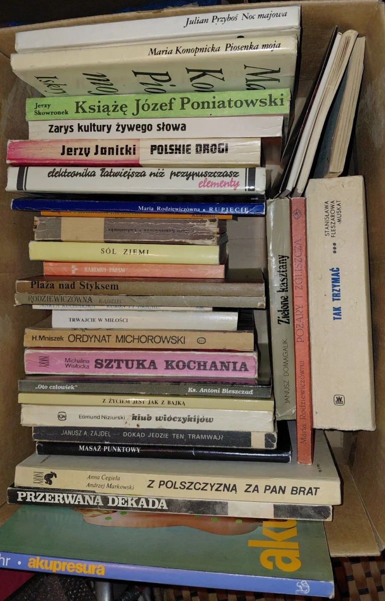 Mam do sprzedania za symboliczną kwotę, kilkadziesiąt różnych książek.