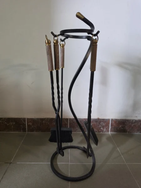 Akcesoria kominkowe na stojaku