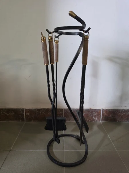 Akcesoria kominkowe na stojaku