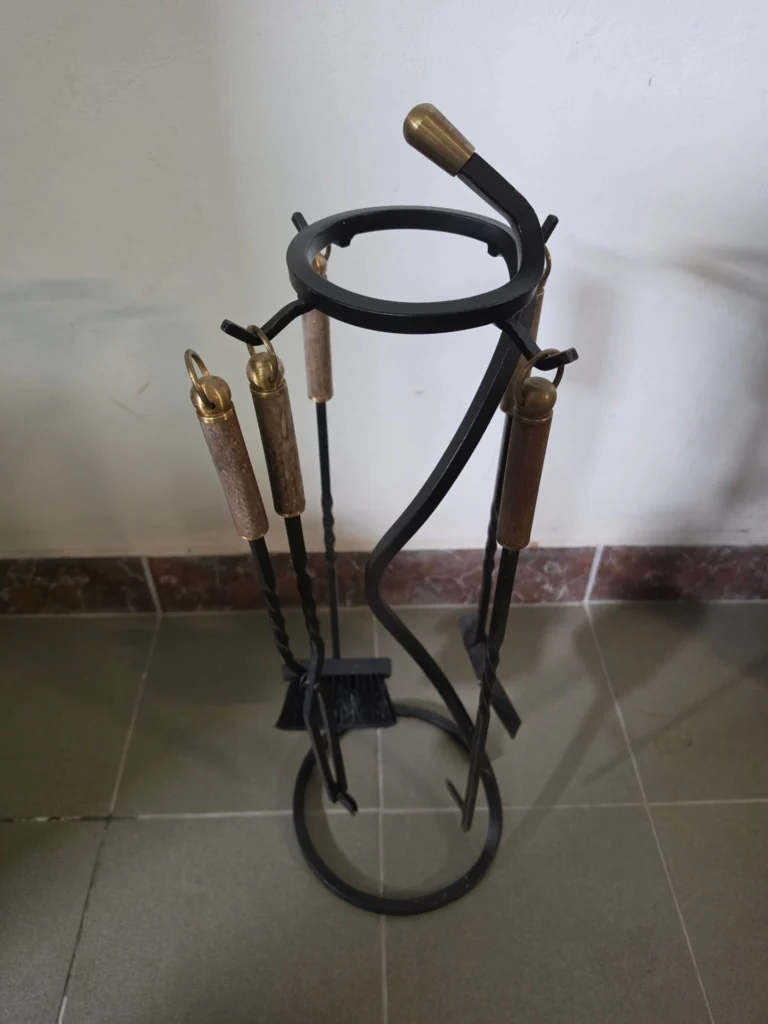 Akcesoria kominkowe na stojaku
