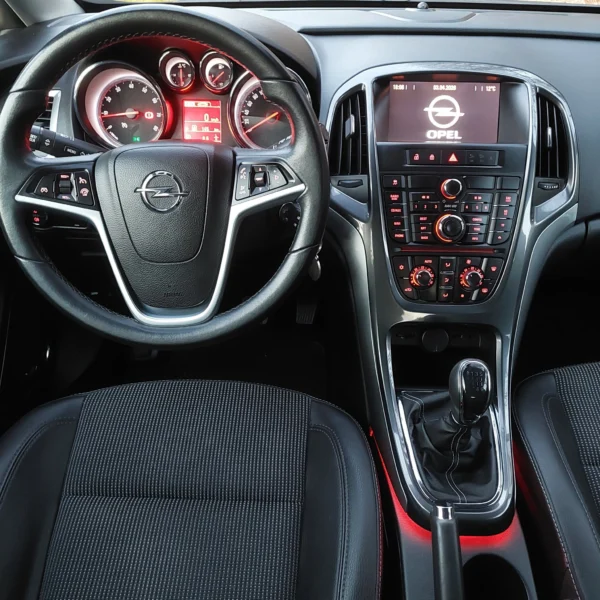 Opel Astra J Sports Tourer 1.4 Turbo 140KM 2013r. Benzyna