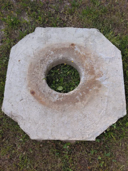 Podstawa betonowa pod właz