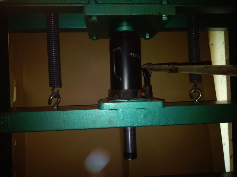 Prasa hydrauliczna ZREMB PRL Potężna 40 ton