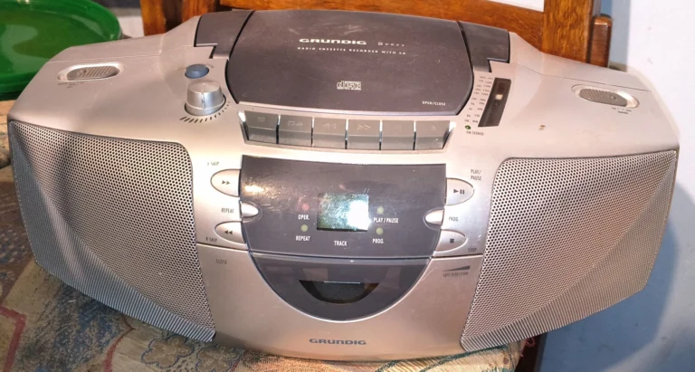 Radiomagnetofon z CD Grundig BEEZZ