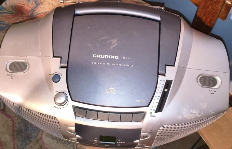Radiomagnetofon z CD Grundig BEEZZ