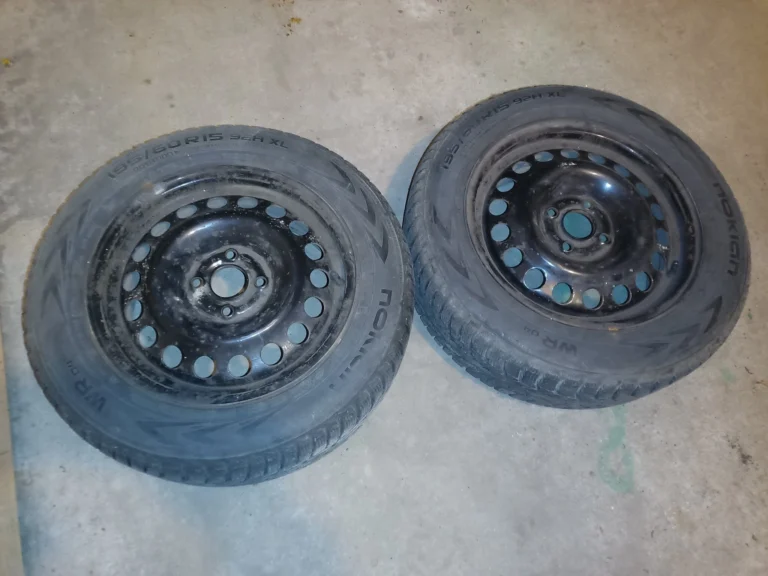 Felgi stalowe 15R z oponami zimowymi 195/60 nokian