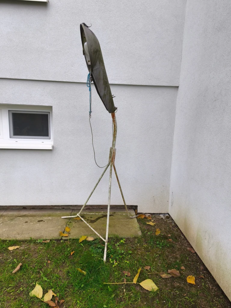 LATARNIA WOLNOSTOJACA 220V SPRAWNA