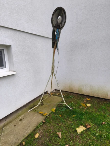 LATARNIA WOLNOSTOJACA 220V SPRAWNA