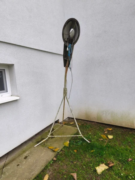 LATARNIA WOLNOSTOJACA 220V SPRAWNA