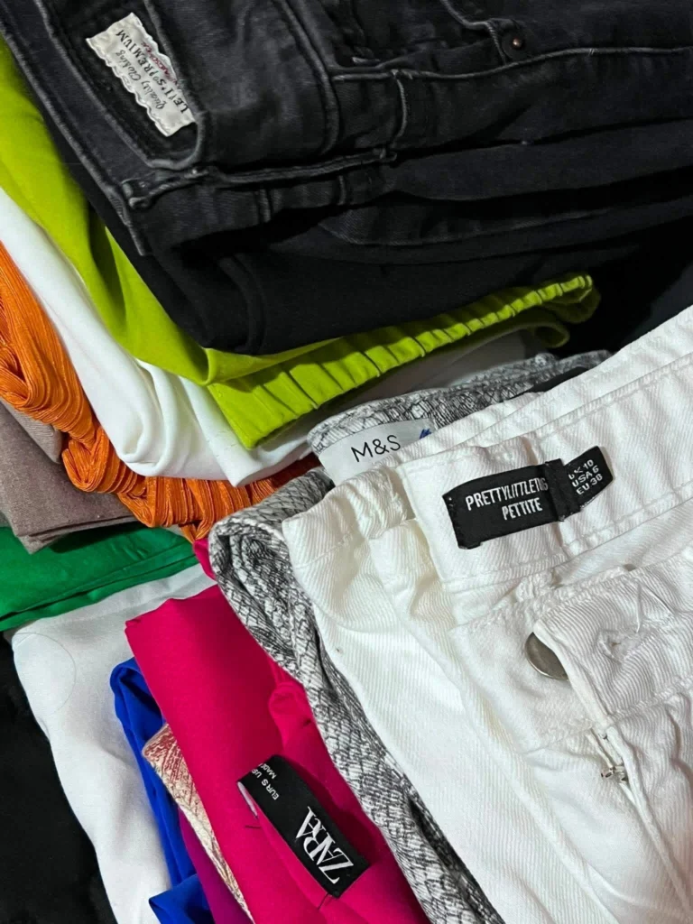 150 sztuk Spodni i leginow sportowych