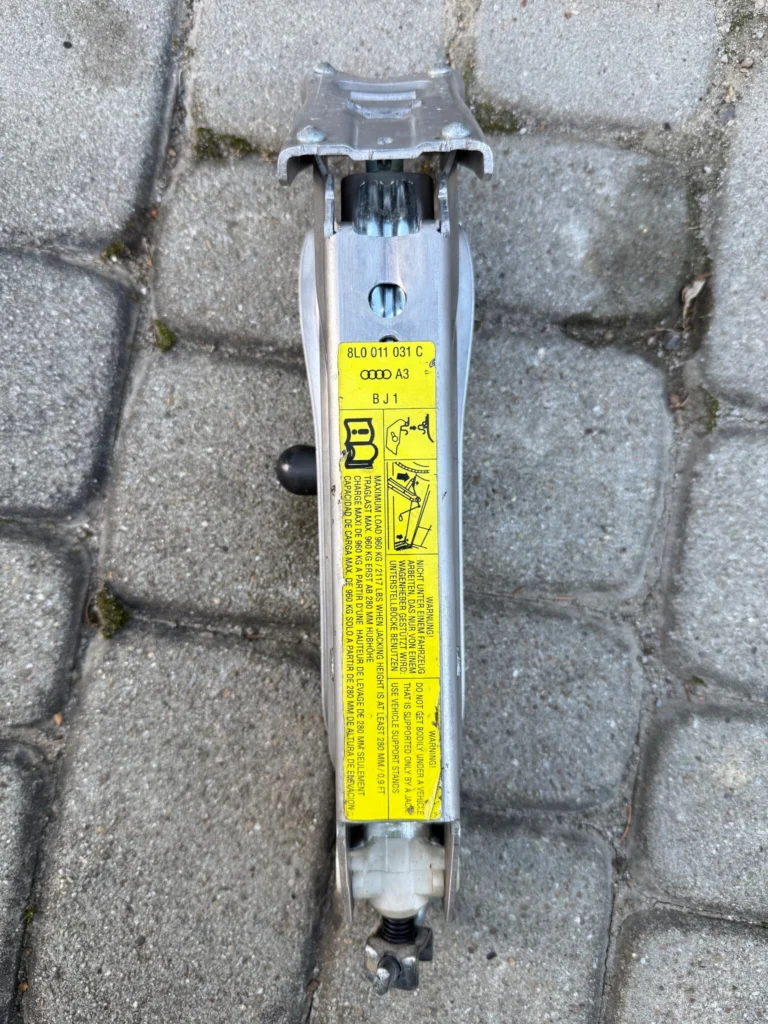 Lewarek od Audi A3 8L0 011 031 C