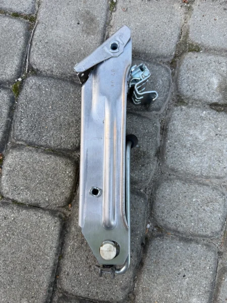 Lewarek od Audi A3 8L0 011 031 C