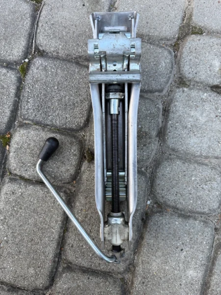 Lewarek od Audi A3 8L0 011 031 C