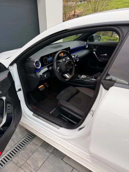 Piekny Mercedes CLA 200 Coupe