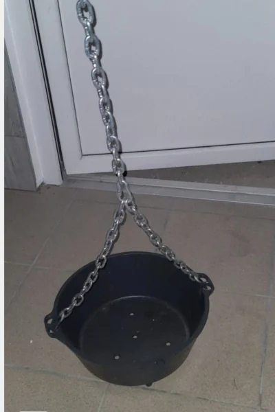 Kociołek wiszący na kwiaty