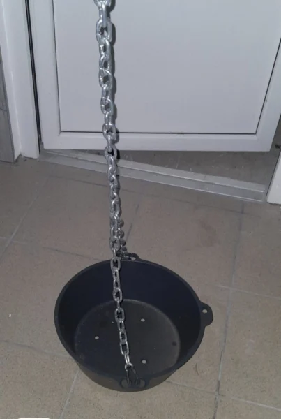Kociołek wiszący na kwiaty