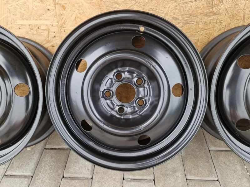 Felgi stalowe 5x100 15 cali et 48 Subaru Oryginalne Super stan Bez rdzy