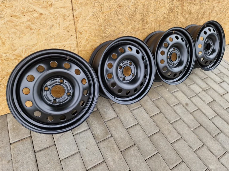 Felgi stalowe 4x108 15 cali et 52,5 Ford Fiesta Mazda 2 Oryginalne Super stan Bez rdzy