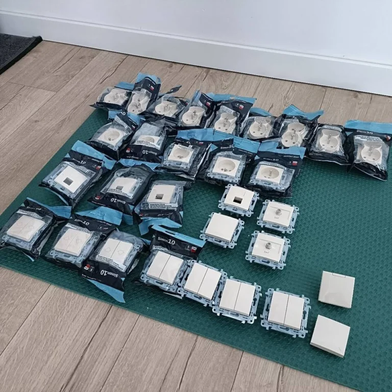 Sprzedam kompletny zestaw osprzętu elektrycznego Kontakt Simon 10 w kolorze kremowym / ecru.