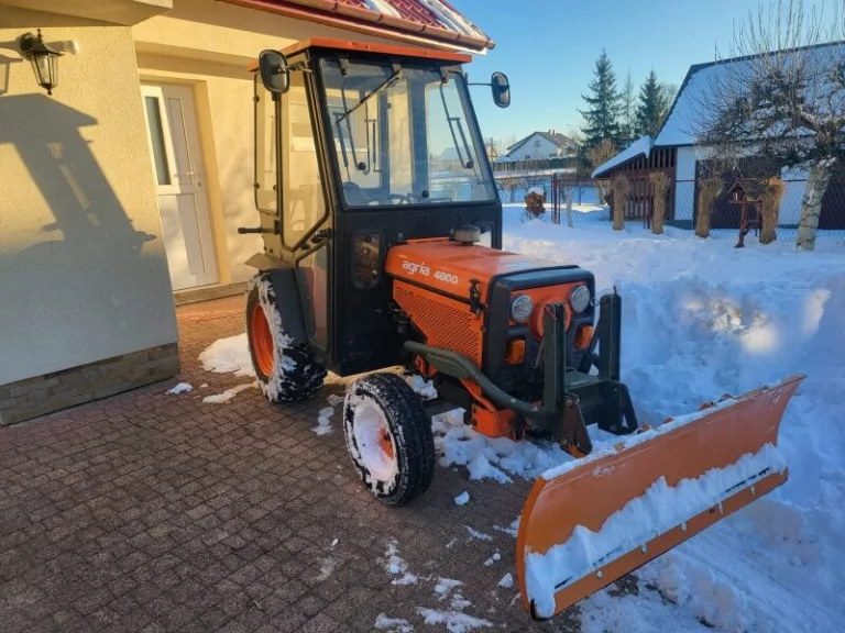 Ciągnik rolniczy AGRIA 4800 + pług do odśnieżania do koszenia trawy.